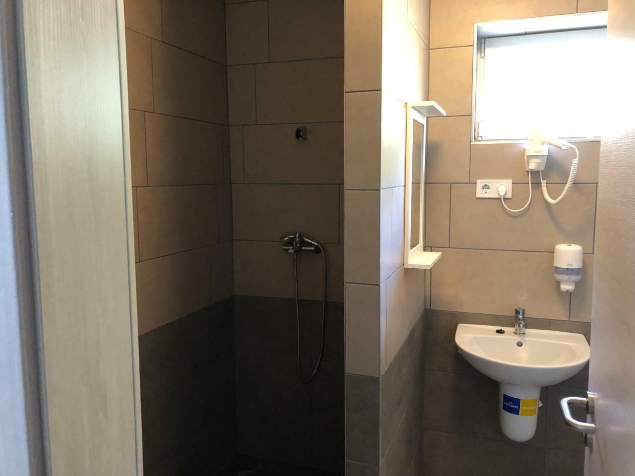 מישקולץ Juno Apartman Vendeghaz מראה חיצוני תמונה